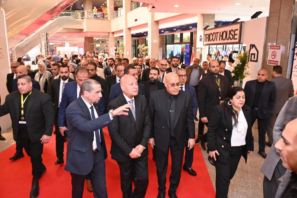 افتتح الدكتور إبراهيم صابر، محافظ القاهرة، اليوم، فعاليات معرض القاهرة الدولي للجلود في دورته العشرين، والذي يُقام خلال الفترة من 19 إلى 21 ديسمبر الجاري، وتنظمه غرفة صناعة الجلود باتحاد الصناعات المصرية بالشراكة مع شركة بيراميدز للمعارض الدولية.