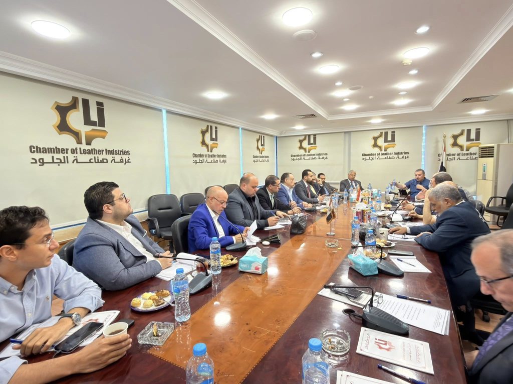 شعب الأحذية والمصنوعات الجلدية ومستلزمات الإنتاج تجتمع مع رواد المهنة لبحث مشاكل القطاع وفرص نموه